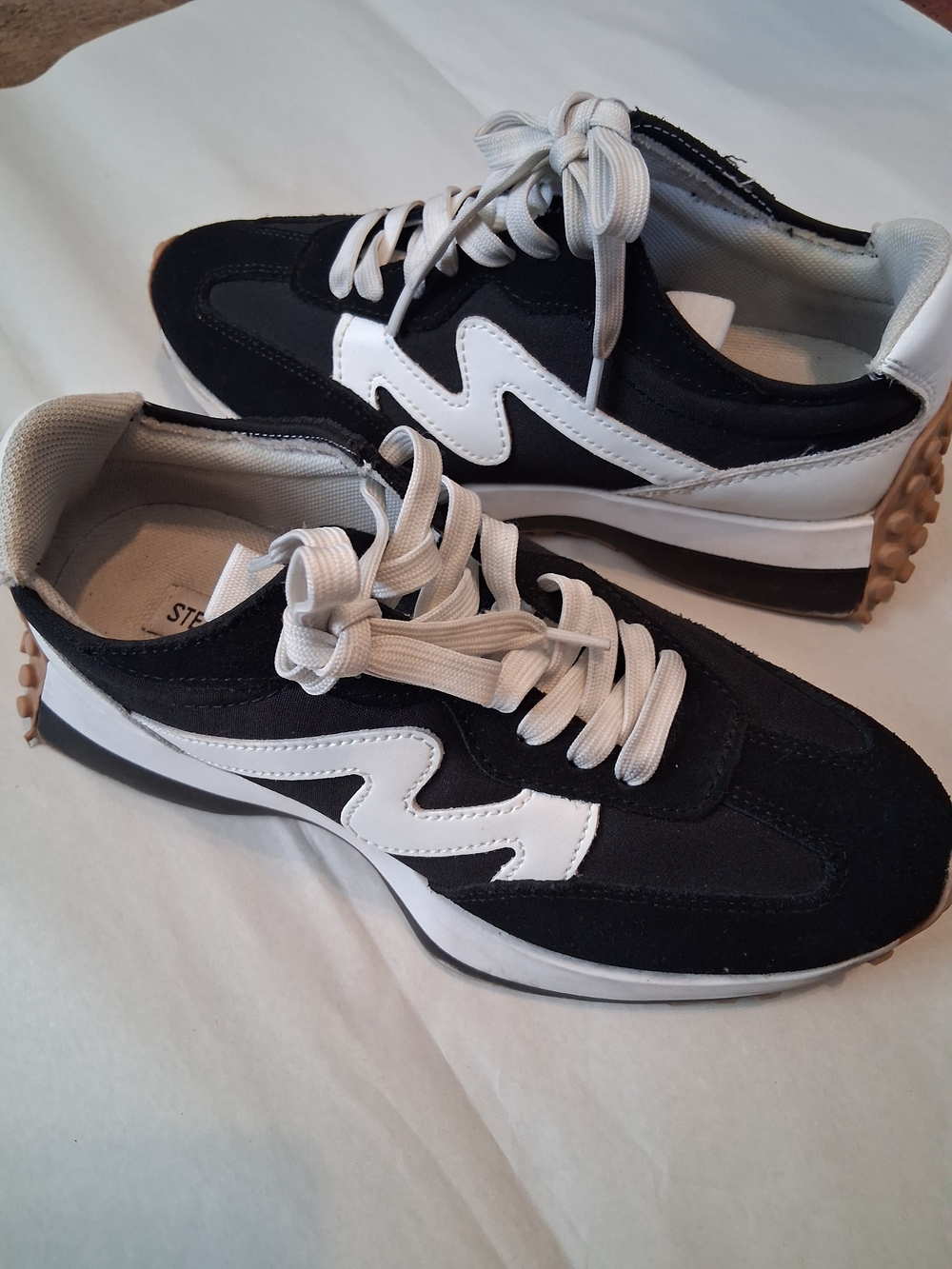 Steve Madden Black and White Wave-Accent Sneakers Size 7.5 M